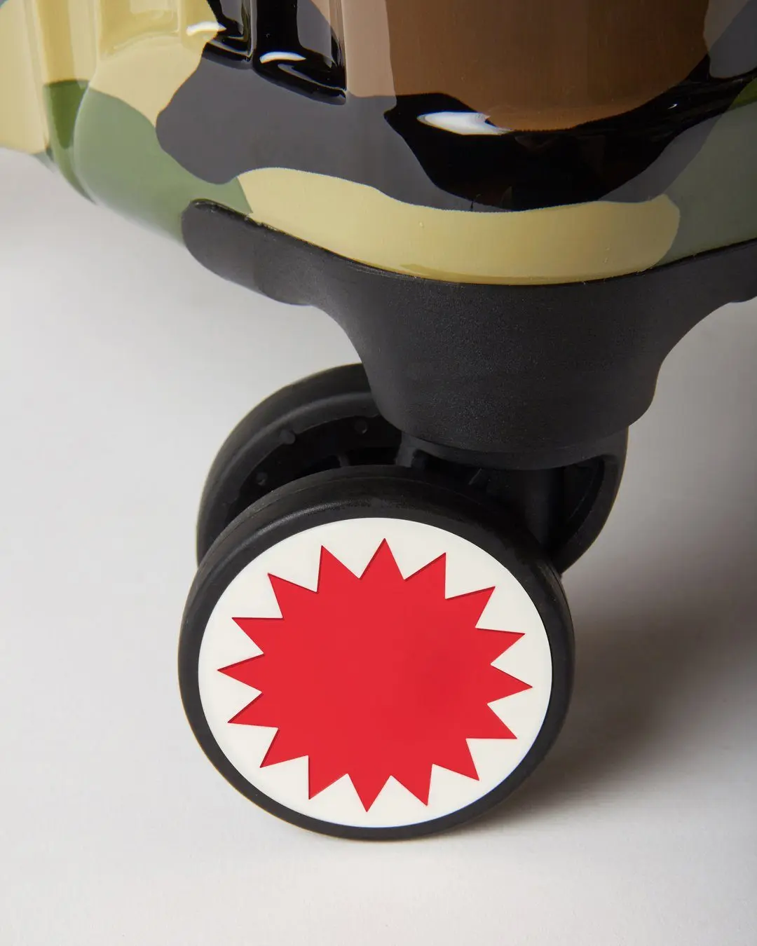 SHARKNAUTICS (CAMO) 29.5” FULL-SIZE LUGGAGE - Image 8